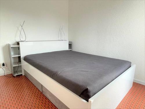 Ce lit se trouve dans un dortoir doté d'un matelas gris. dans l'établissement Appartement 2 pièces 4 couchages ARGELES SUR MER AR450-0521, à Argelès-sur-Mer