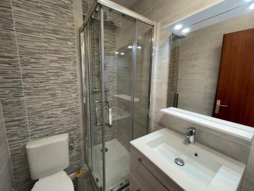 une salle de bain avec toilettes, douche et lavabo dans l'établissement Appartement 2 pièces 4 couchages ARGELES SUR MER AR450-0521, à Argelès-sur-Mer