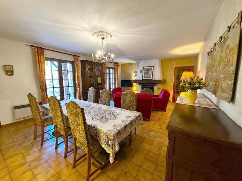 une salle à manger avec une table et des chaises dans l'établissement Villa 4 pièces, 3 chambres, grand terrain paysagé, à Gujan-Mestras