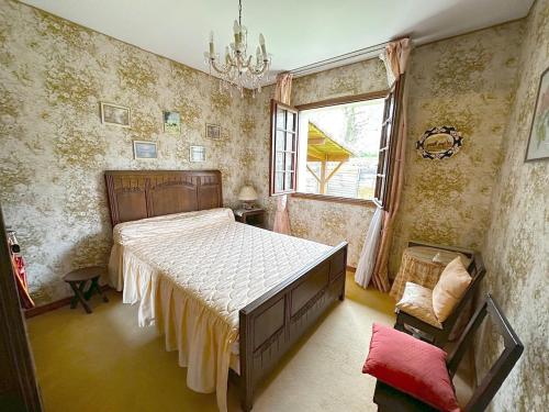 une chambre avec un grand lit et une fenêtre dans l'établissement Villa 4 pièces, 3 chambres, grand terrain paysagé, à Gujan-Mestras
