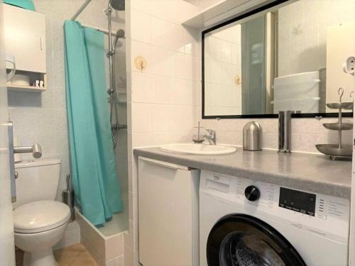 une salle de bain avec une machine à laver et un lave-linge dans l'établissement Appartement deux pièces cabine - Argelès sur mer AR360-114, à Argelès-sur-Mer