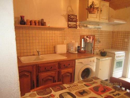 Η κουζίνα ή μικρή κουζίνα στο Appartement Fontpédrouse au calme, spacieux