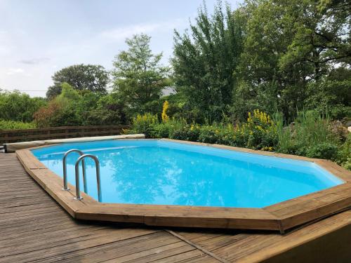 a swimming pool on a deck next to a swimming poolvisorvisor at Studio les lodges de phanou in Prissac