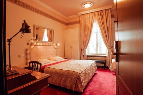 Ένα ή περισσότερα κρεβάτια σε δωμάτιο στο Hotel Ambasada Bolesławiec