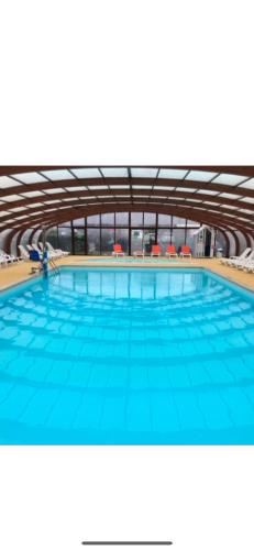 une grande piscine avec de l'eau bleue dans l'établissement mobil-home de 4 à 6 personnes, à Onzain