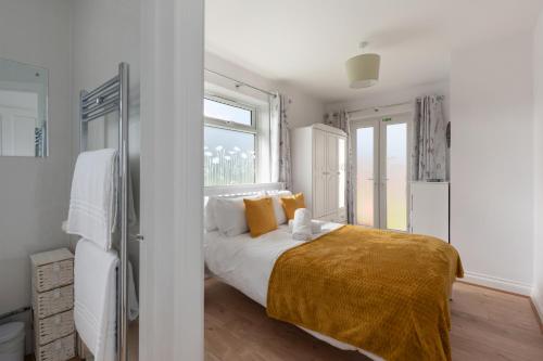 Ένα ή περισσότερα κρεβάτια σε δωμάτιο στο Farmhouse Apartment with Paddock & Orchard Views