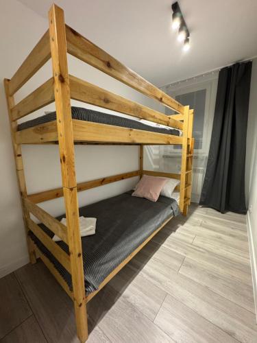 奥斯威辛Apartament Powstańców 17的小型客房配有双层床和连接通道。