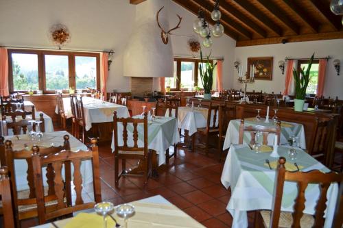 un ristorante con tavoli e sedie in una stanza di Hotel Restaurant Walserhof a Medels im Rheinwald