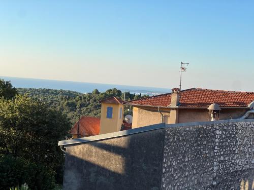 a view of a house with a wall at Vence appartement vue mer in Vence