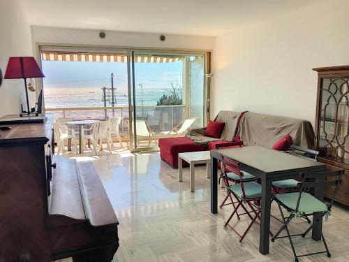 un salon avec vue sur l'océan dans l'établissement Bord de mer, terrasse vue mer 228L, à Cannes