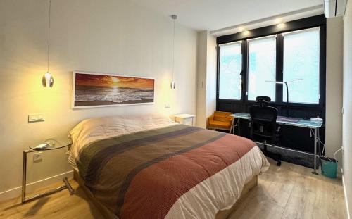 Un dormitorio con una cama, un escritorio y ventanas. en GOLD SUITE APARMENT Wifi AC SERVICES E1, en Madrid