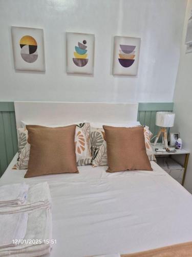 Кровать или кровати в номере Cozy Crib Suite Condo with Balcony Pool & Gym