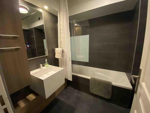 a bathroom with a white sink and a bath tub at Monaco border, 2-room Josephine, pool, Bnb Rickeys in Beausoleil