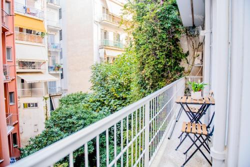 Athenian Hideaway - Spa Tub and Walk to Metro