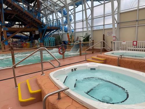 a large hot tub in a water park at Americana Waterpark Resort & Spa in Niagara Falls