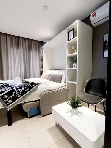 シャー・アラムにある10 min To Subang Airport Free Wifi Studio Condo2のベッドと椅子とテーブルのある寝室