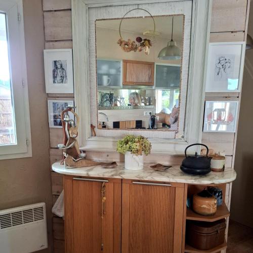 - une cuisine avec un évier et un grand miroir dans l'établissement Chambre et jardin, à Bayonne