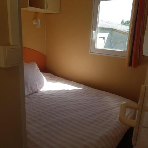 Ένα ή περισσότερα κρεβάτια σε δωμάτιο στο Mobilhome with terrace