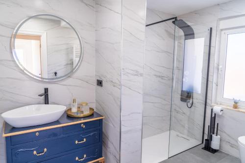 a bathroom with a sink and a mirror at Preciosa casa rural en Nava in Sienra
