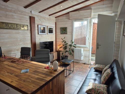 un salon avec un canapé et une cheminée dans l'établissement La maison du bonheur, à Pessac