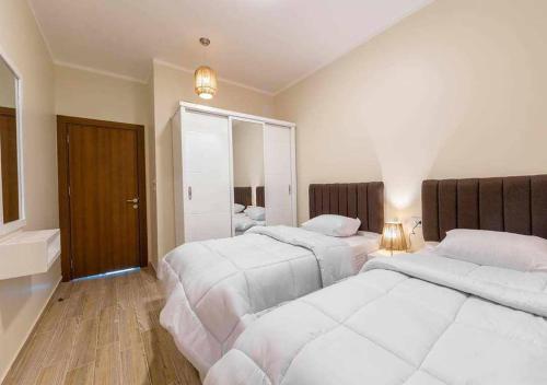 Postel nebo postele na pokoji v ubytování BLUE ViEW SUiTES