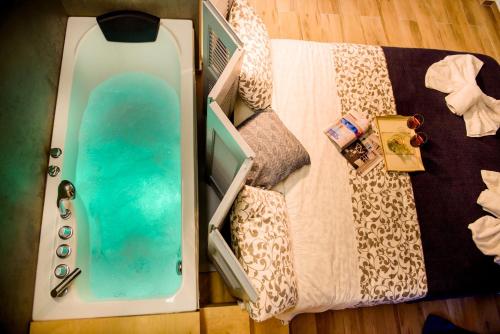 una maleta con una tabla de surf encima de una cama en Athenian Hideaway - Spa Tub and Walk to Metro, en Atenas