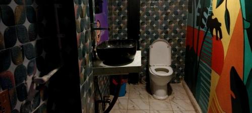 Un baño de Mystic Vibes Fitness- Commune