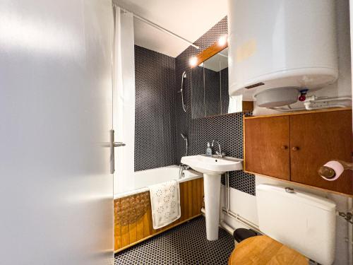 une petite salle de bain avec un lavabo et un miroir dans l'établissement Appartement Proche Des Pistes By TerraAlpina, à Saint-Gervais-les-Bains