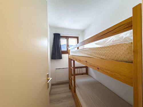 une chambre avec deux lits superposés et une fenêtre dans l'établissement Appartement Proche Des Pistes By TerraAlpina, à Saint-Gervais-les-Bains