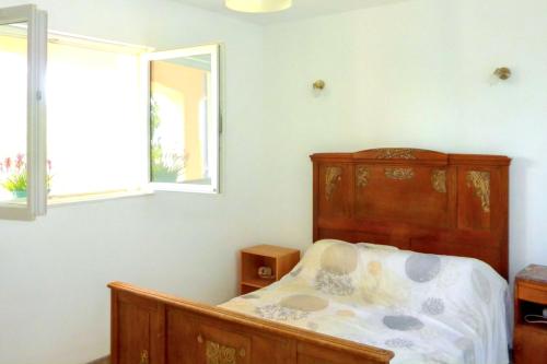 une chambre avec un lit en bois et une fenêtre dans l'établissement Appartement charmant à La Garde, 37 m², terrasse, à La Garde