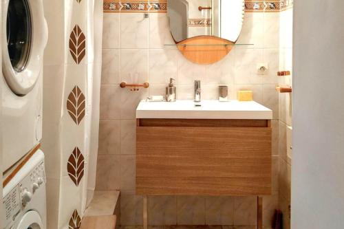 une salle de bain avec un lavabo et une machine à laver dans l'établissement Appartement charmant à La Garde, 37 m², terrasse, à La Garde