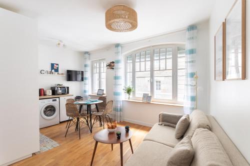 un salon avec un canapé et une table dans l'établissement L'Archipel - Dans l'Intra Muros, à Saint-Malo