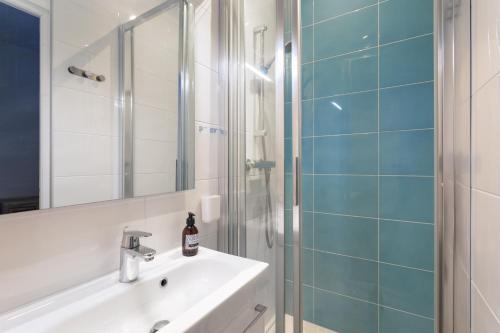 une salle de bain avec un lavabo et une douche dans l'établissement L'Archipel - Dans l'Intra Muros, à Saint-Malo