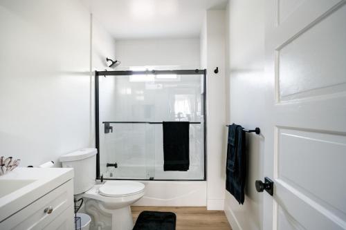 Koupelna v ubytování Charming Hollywood Bungalow with Private Parking