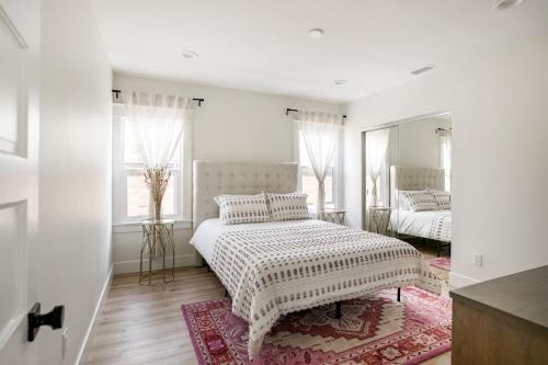 Postel nebo postele na pokoji v ubytování Charming Hollywood Bungalow with Private Parking