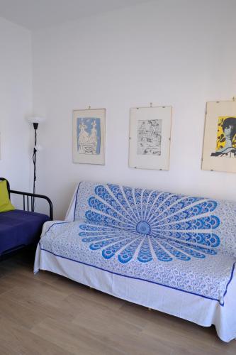 Un dormitorio con una cama con una manta azul encima. en Casa Gelina by PortofinoVacanze, en Santa Margherita Ligure