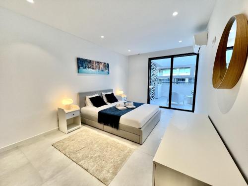 Lagos Prestige With Pool by Homing في لاغوس: غرفة نوم بها سرير ومرآة