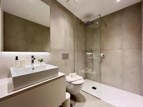 Lagos Prestige With Pool by Homing في لاغوس: حمام مع حوض ومرحاض ودش