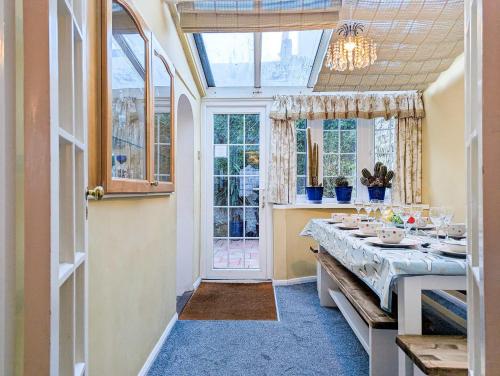 une salle à manger avec une table et une fenêtre dans l'établissement Clifton Cottage - by Brighton Holiday Lets, à Brighton et Hove