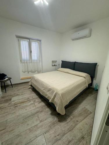 a bedroom with a bed and a wooden floor at casa Palau in Palau