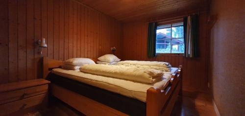una camera con due letti in una stanza con finestra di Sauna | Wi-Fi | Terrace | Wood stove | Cable TV a Lofsdalen