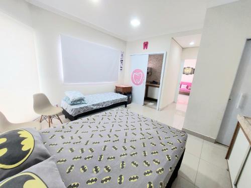 a bedroom with a bed and a chair in it at Aconchego perfeito em São Pedro SP in São Pedro