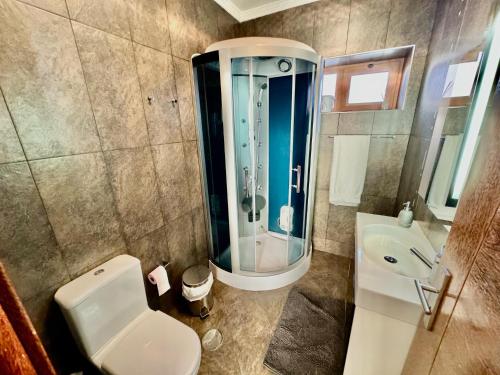 Un baño con ducha, inodoro y lavabo. en O Beiral da Anastácia, en Marco de Canaveses