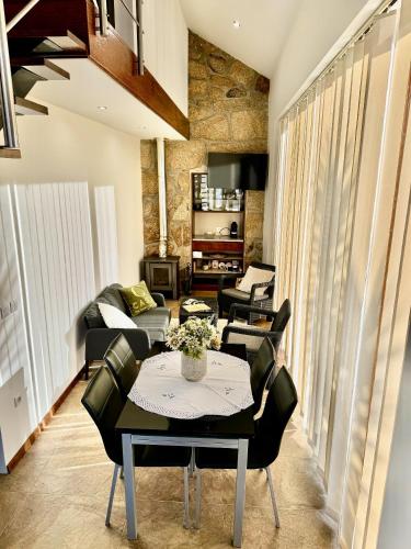 a living room with a table and chairs at O Beiral da Anastácia in Marco de Canaveses
