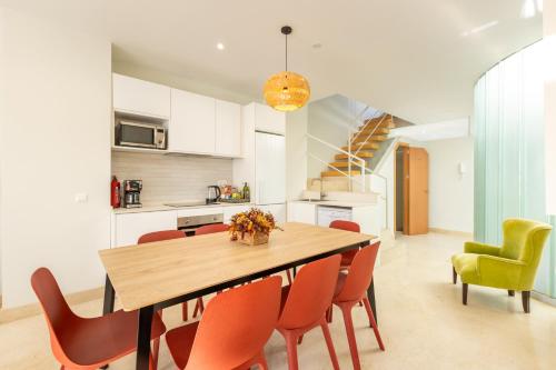 Tentudia Apartments with Private Roof-Top or Patio and FREE Underground Parking via Car Lift -Medium Size Car- By OCityzen