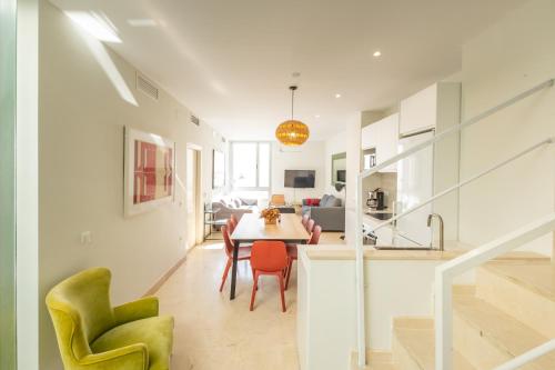 Tentudia Apartments with Private Roof-Top or Patio and FREE Underground Parking via Car Lift -Medium Size Car- By OCityzen