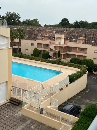 Photo de la galerie de l'établissement Appartement avec piscine sur la Côte d'Azur, à Villeneuve-Loubet