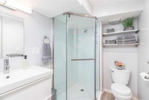 Ένα μπάνιο στο Private Pet Friendly Avenues Suite of Downtown