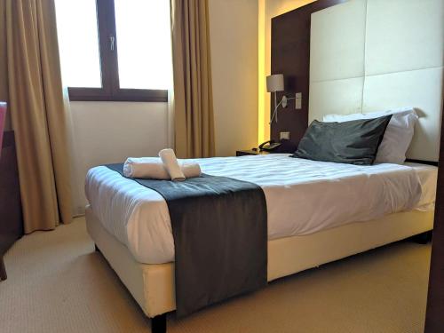 a hotel room with a large bed in a room at Il Gentiluomo Hotel & SPA in Arezzo