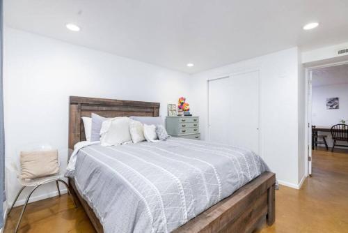 Postel nebo postele na pokoji v ubytování Ski Bum Chalet Close to Resorts